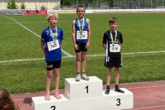 Simon-Hari-auf-dem-1000m-Podest